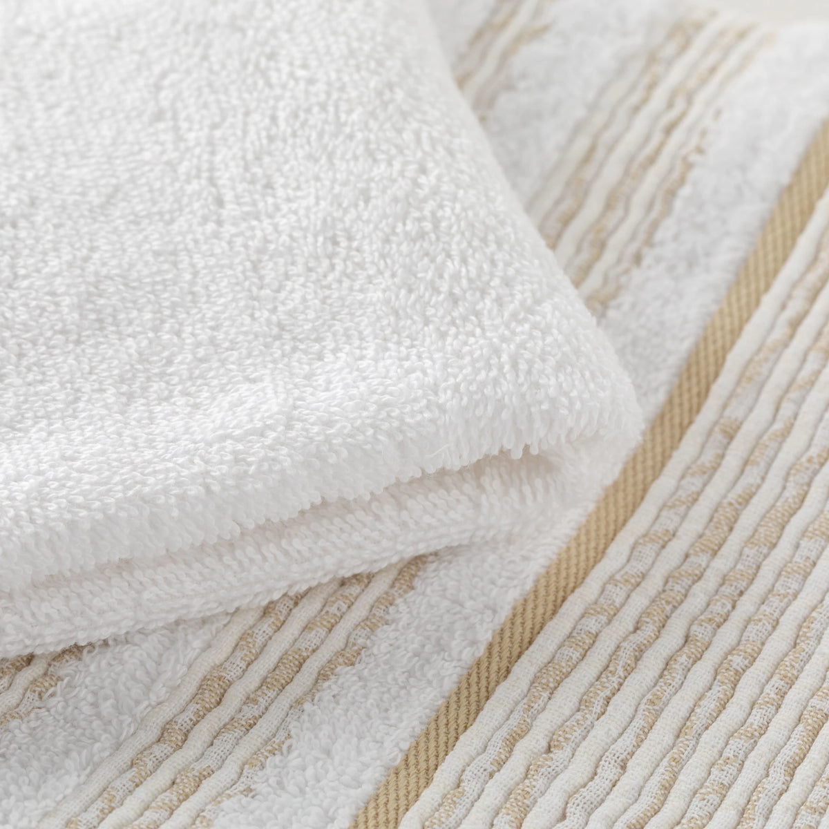 Set Asciugamani 1+1 In Spugna Con Bordura Jacquard Olimpia Linea Oro